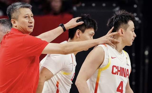 九游娱乐-中国男篮感人一幕！郭士强跪在地上布置战术：他给男篮带去精气神